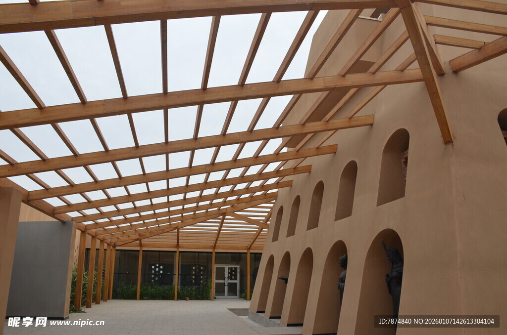 拱形木构建筑内部空间