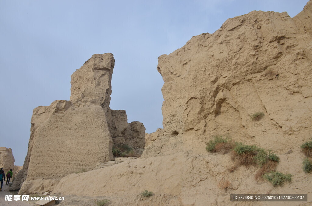 沙漠中的古老残垣断壁