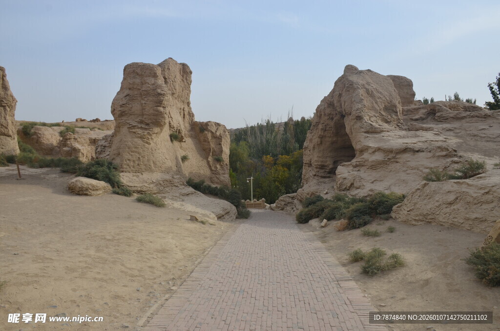 沙漠中的独特岩石地貌