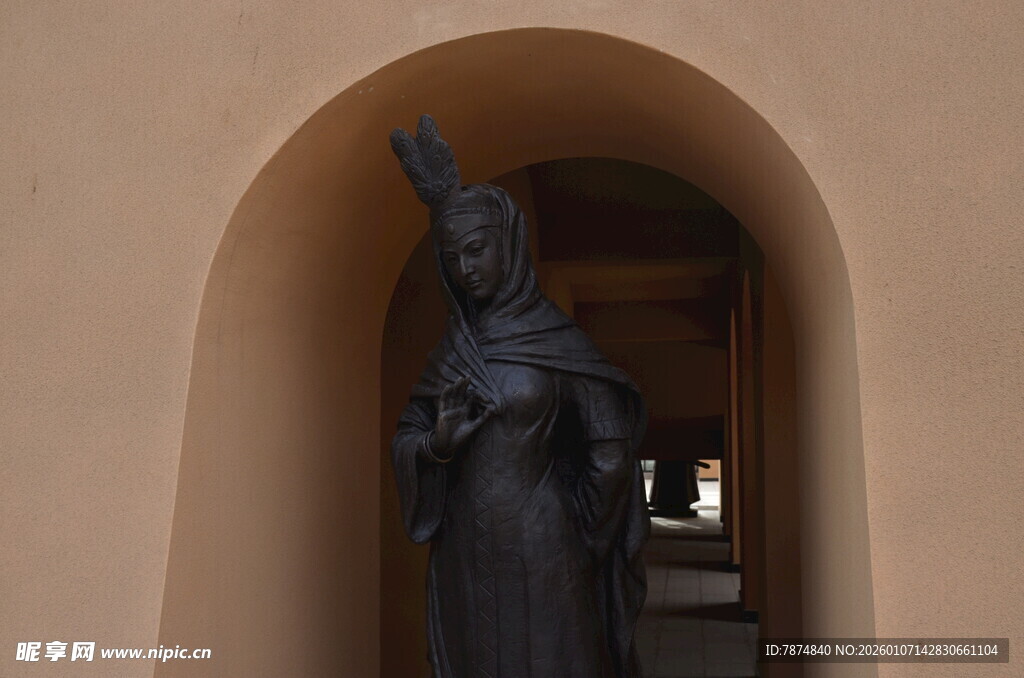 拱形门内的古典人物雕像