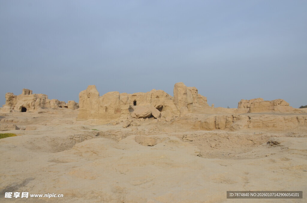 沙漠中的古老建筑遗迹