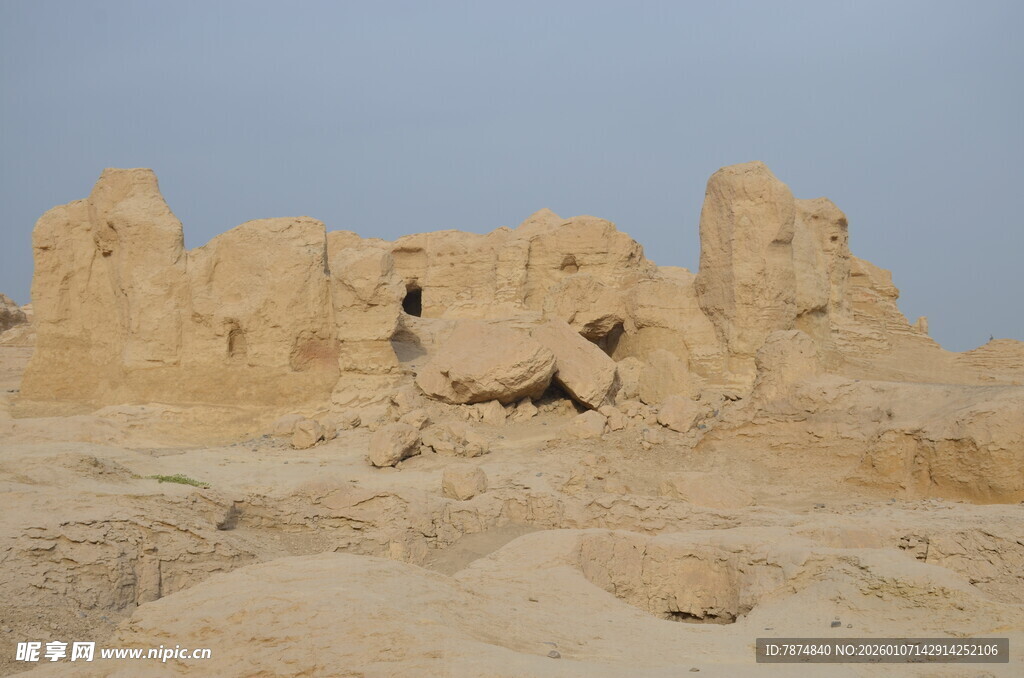 沙漠中的古老建筑遗迹