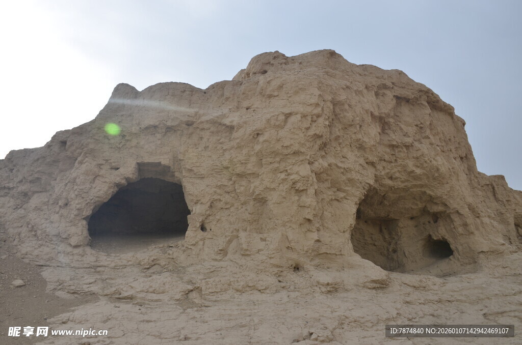 古老土山洞穴景观