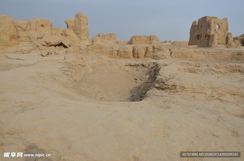沙漠中的古老建筑遗迹