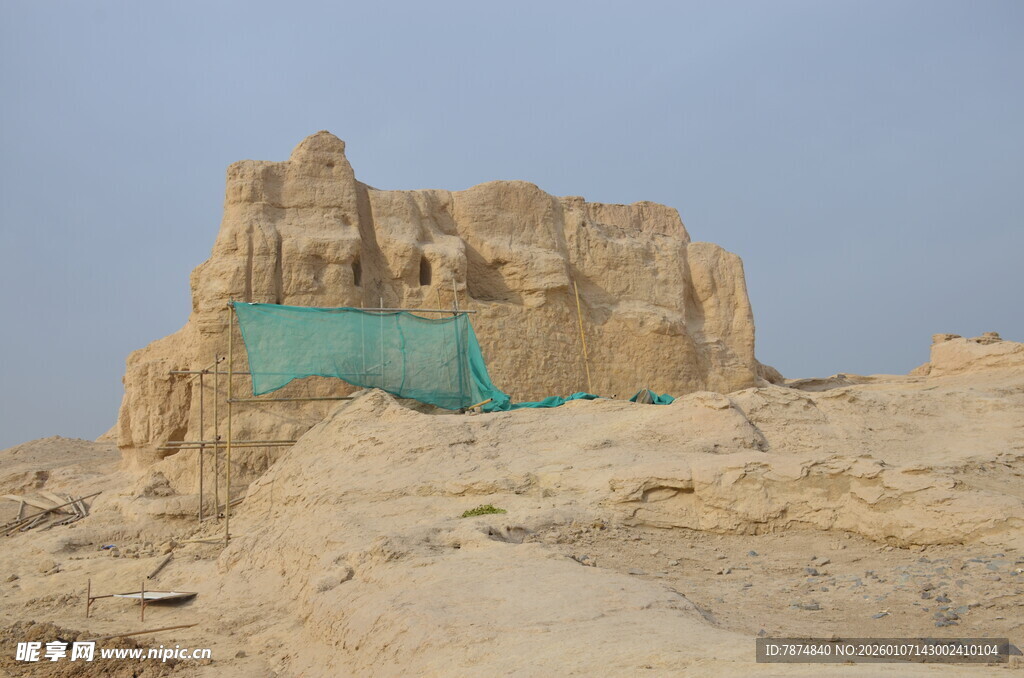 沙漠中的古老建筑遗迹