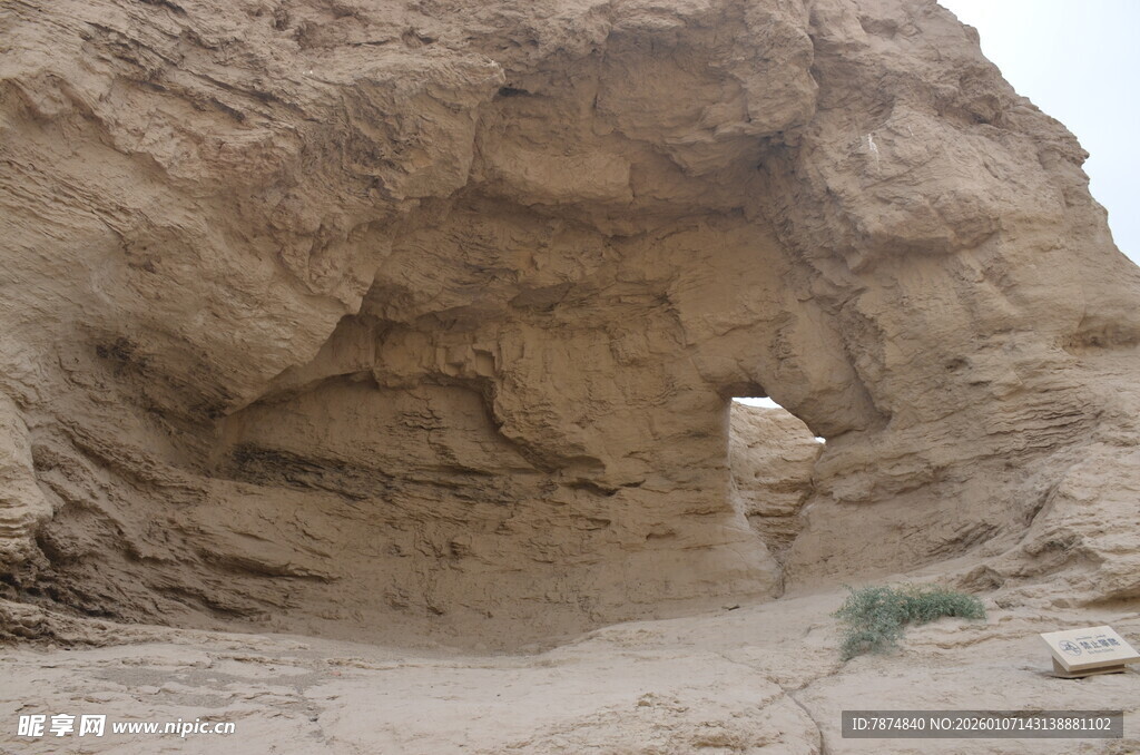 沙漠中的奇特岩石地貌