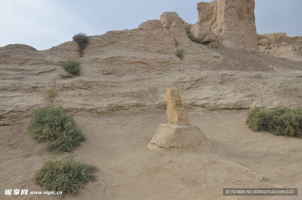 沙漠中的古老遗迹景观