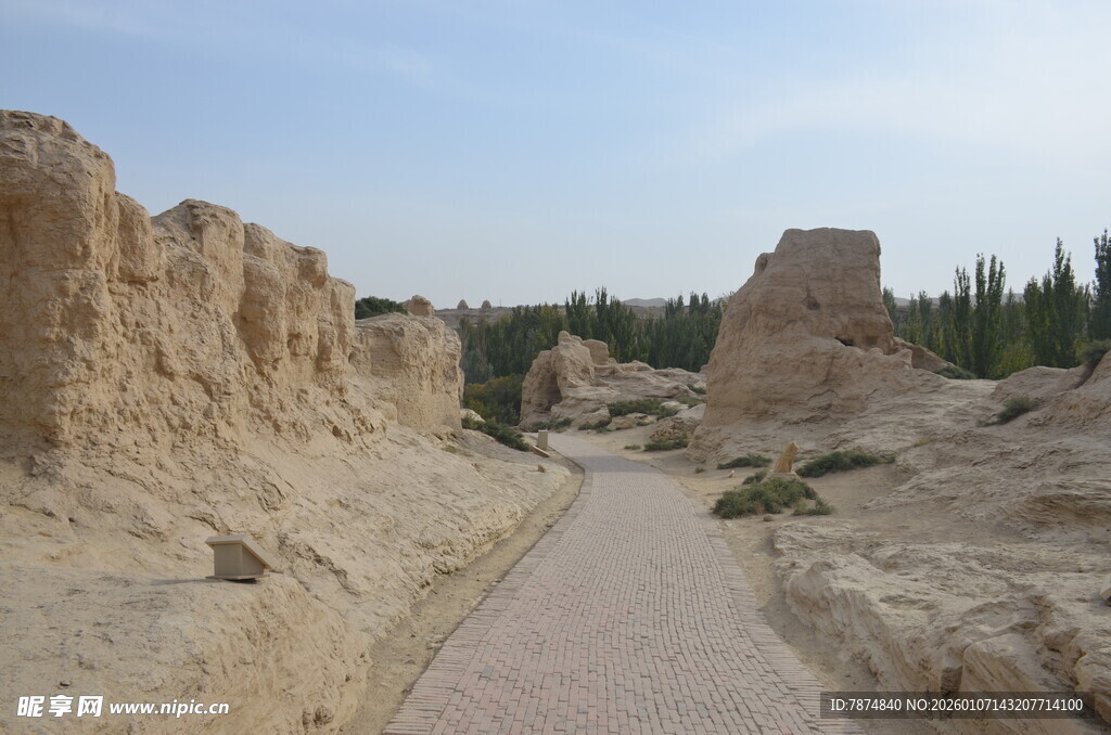 黄土沟壑间的沙石小路