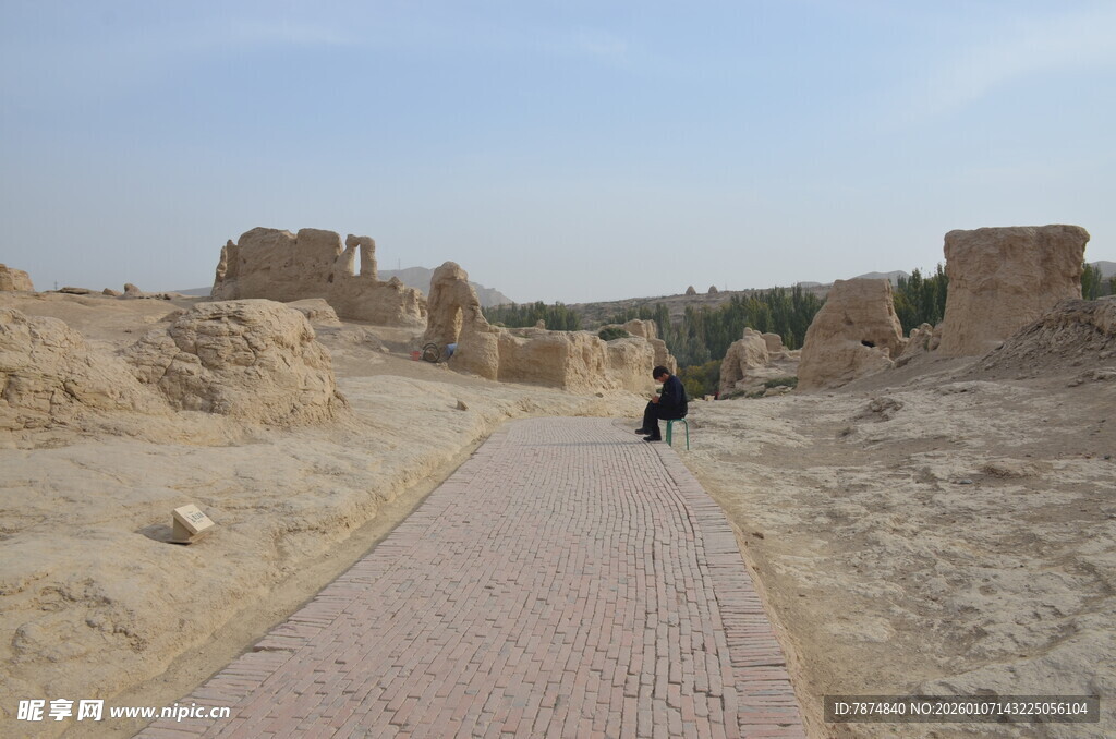 沙漠中一人漫步古老遗迹