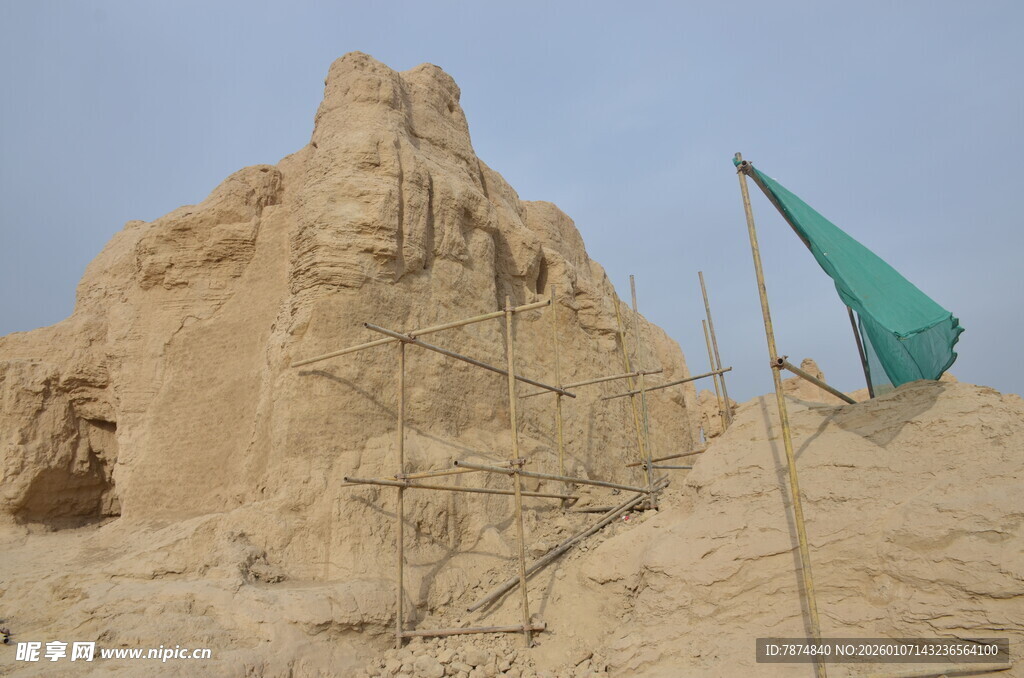 沙漠中的奇特土堆与绿旗