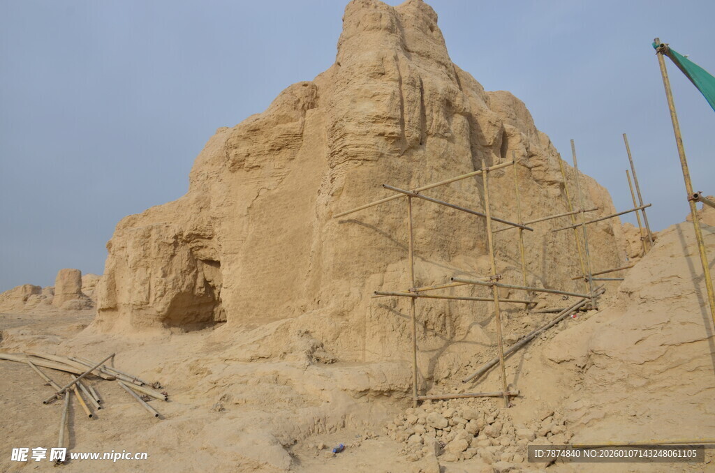 沙漠中的古老土筑建筑