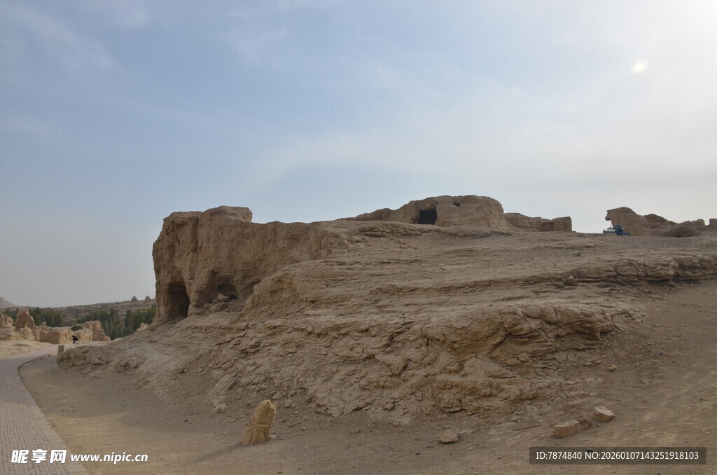 沙漠中的古老土筑遗迹