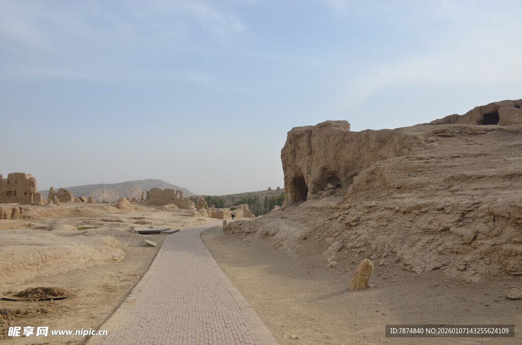 沙漠中的古老遗迹之路