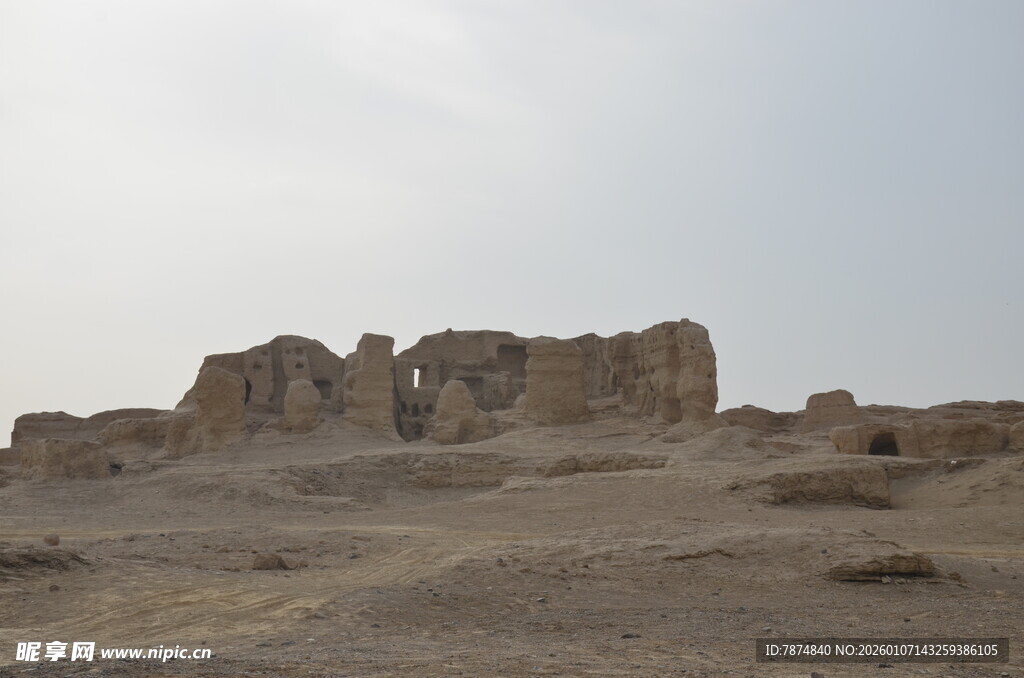 沙漠中的古老遗迹