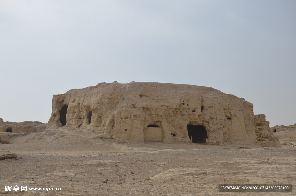 沙漠中的古老土筑建筑
