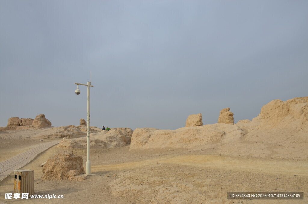沙漠中的古老遗迹景观