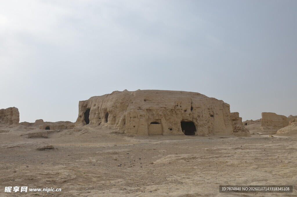 沙漠中的古老土坯建筑遗迹