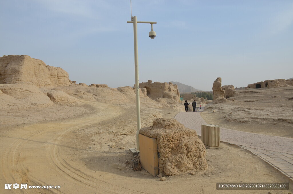 沙漠中的古老遗迹与路灯