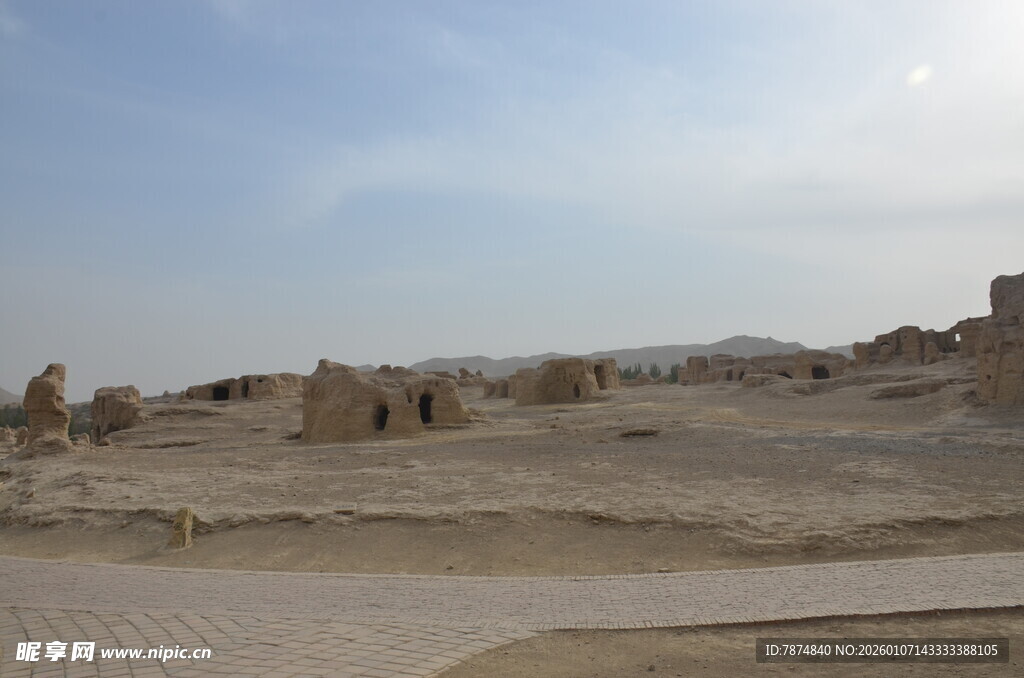 沙漠中的古老遗迹景观