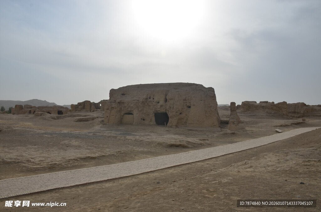 沙漠中的古老建筑遗迹