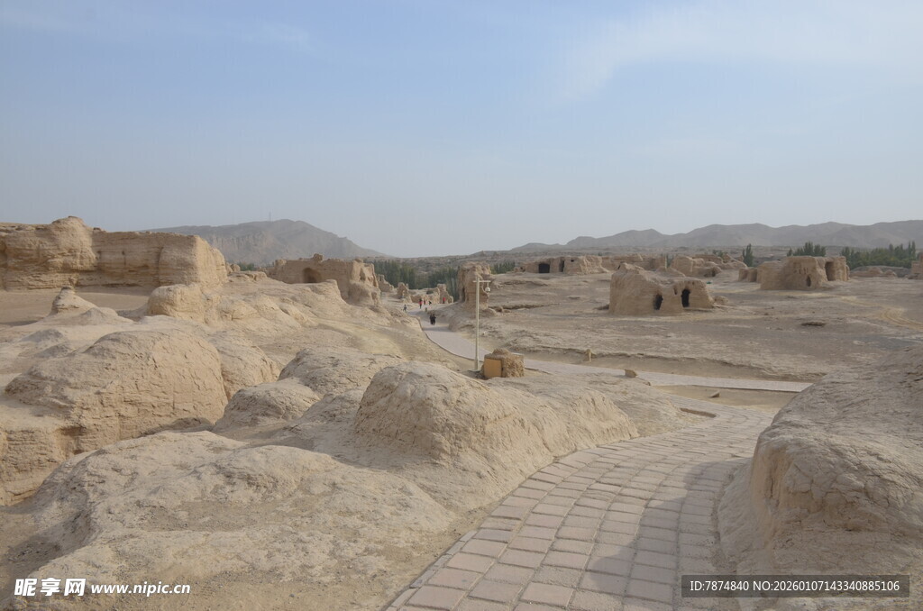 沙漠中的古老遗迹景观