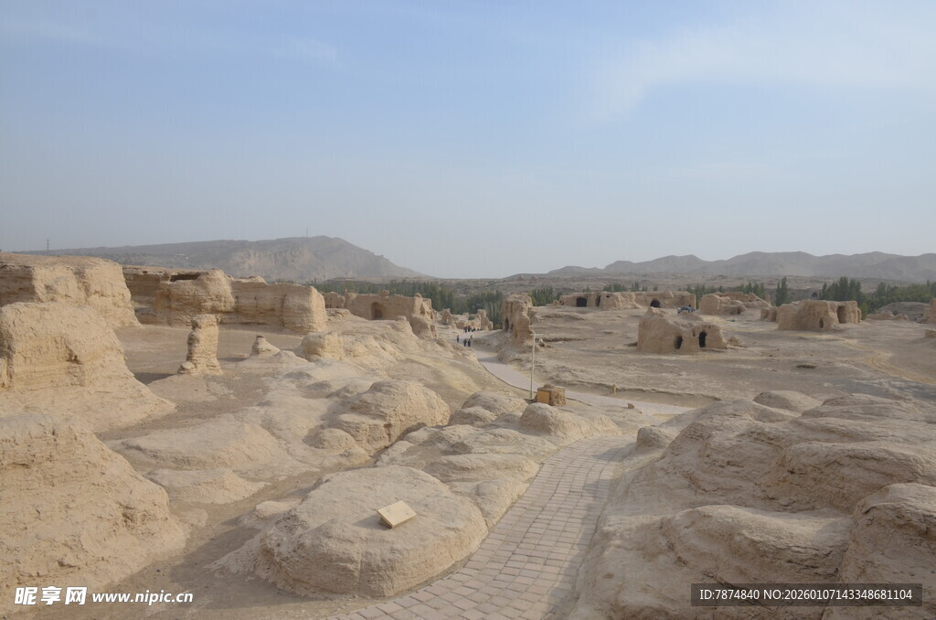沙漠中的古老遗迹景观