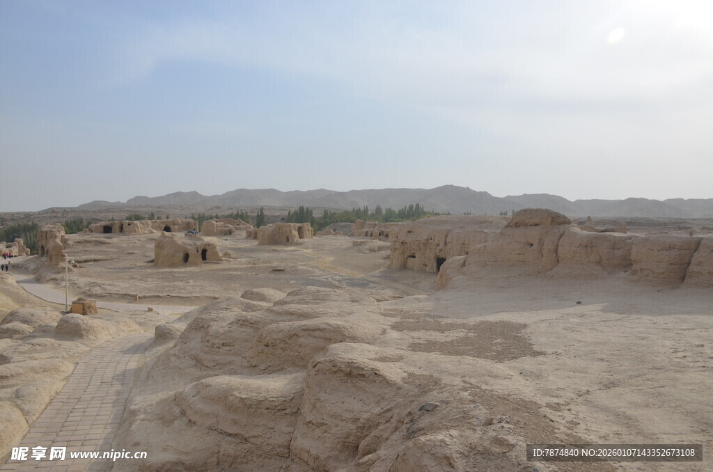 沙漠中的古老遗迹景观