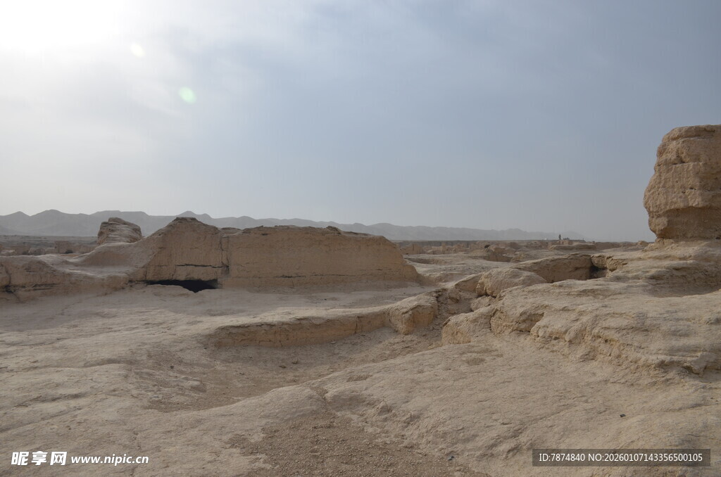 沙漠中的古老遗迹景观