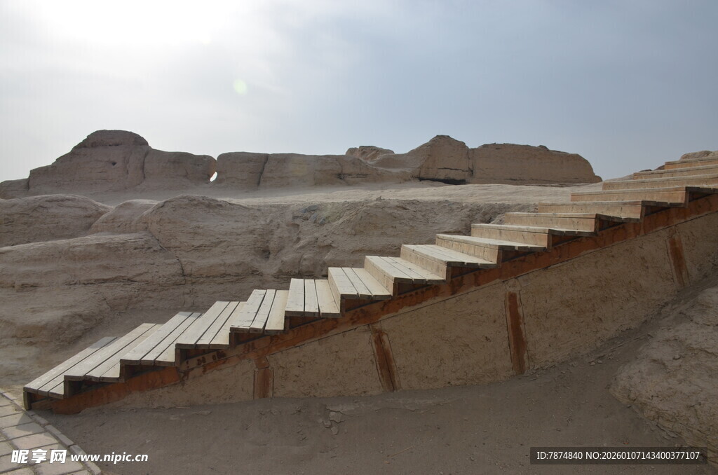 沙漠中的阶梯建筑遗迹