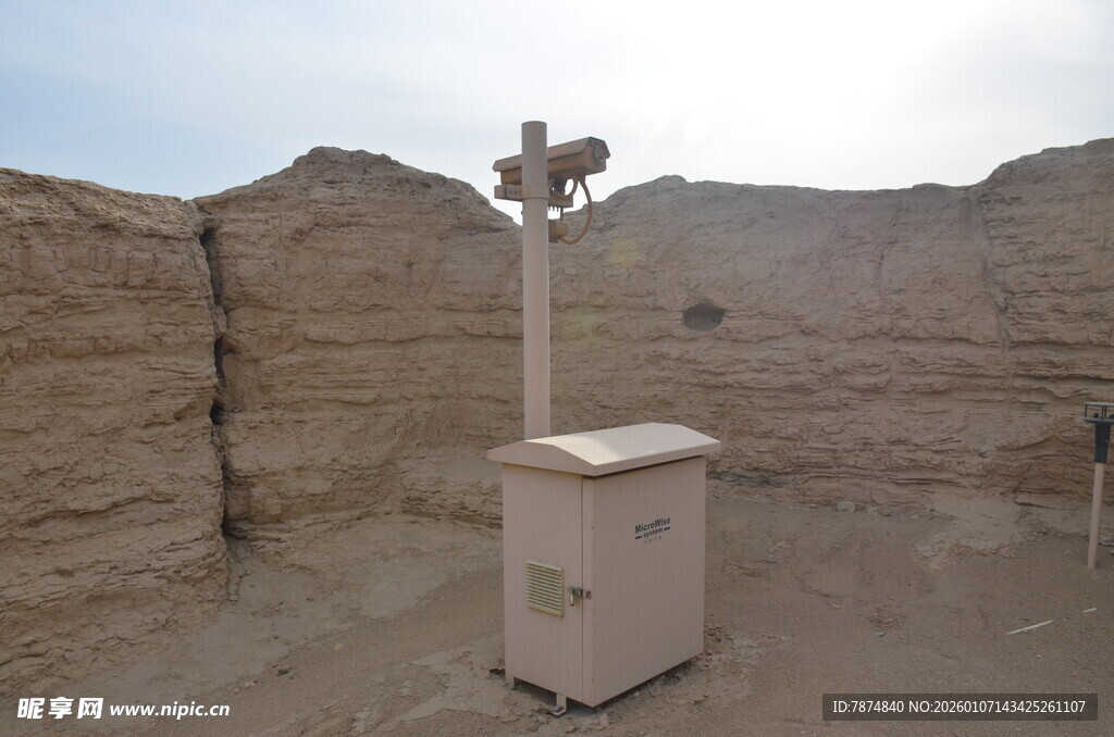 沙漠中的古老十字架装置