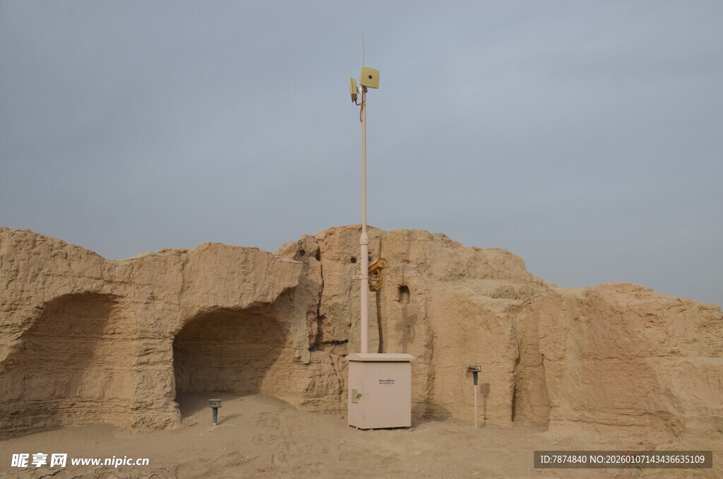 古老土壁旁的现代灯杆