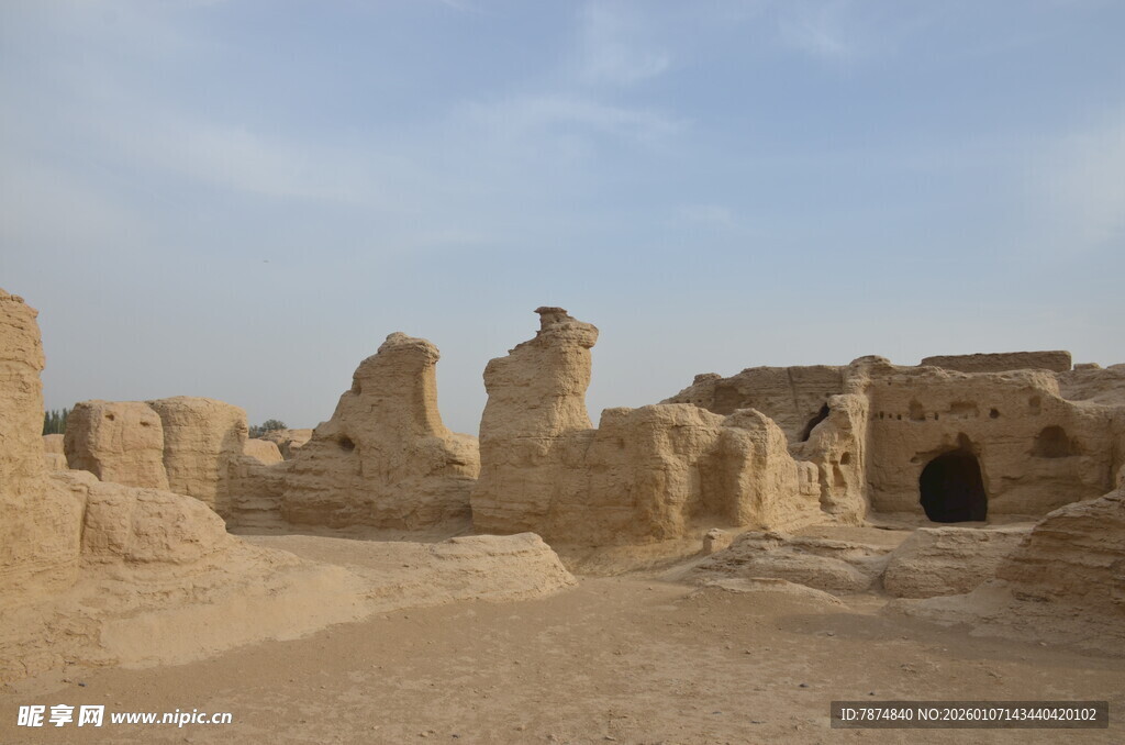 沙漠中的古老建筑遗迹