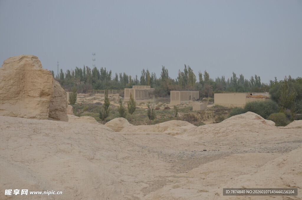 沙漠中的古老建筑遗迹