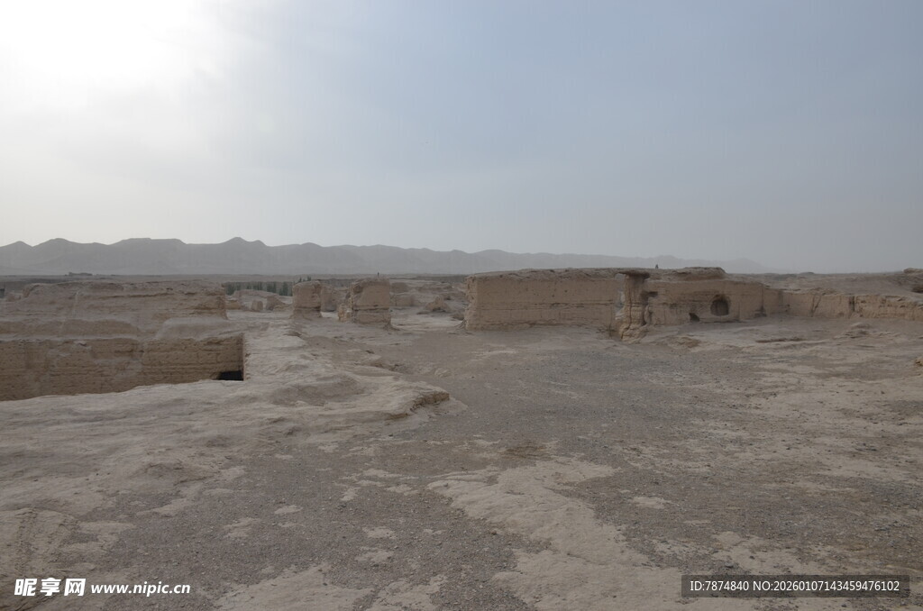 沙漠中的古老遗迹