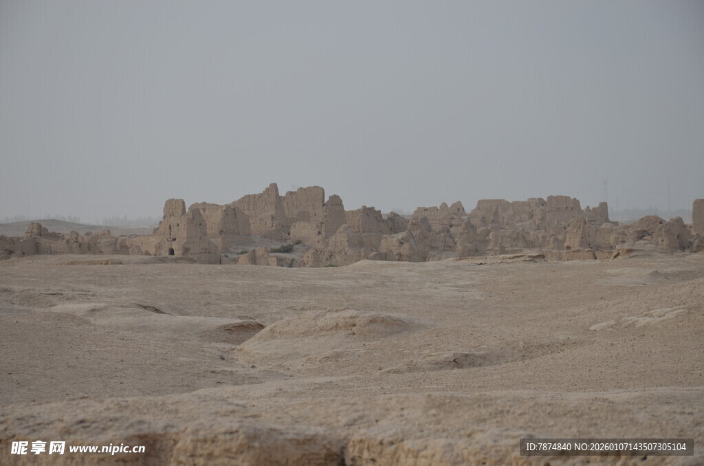 沙漠中的古老废墟遗迹