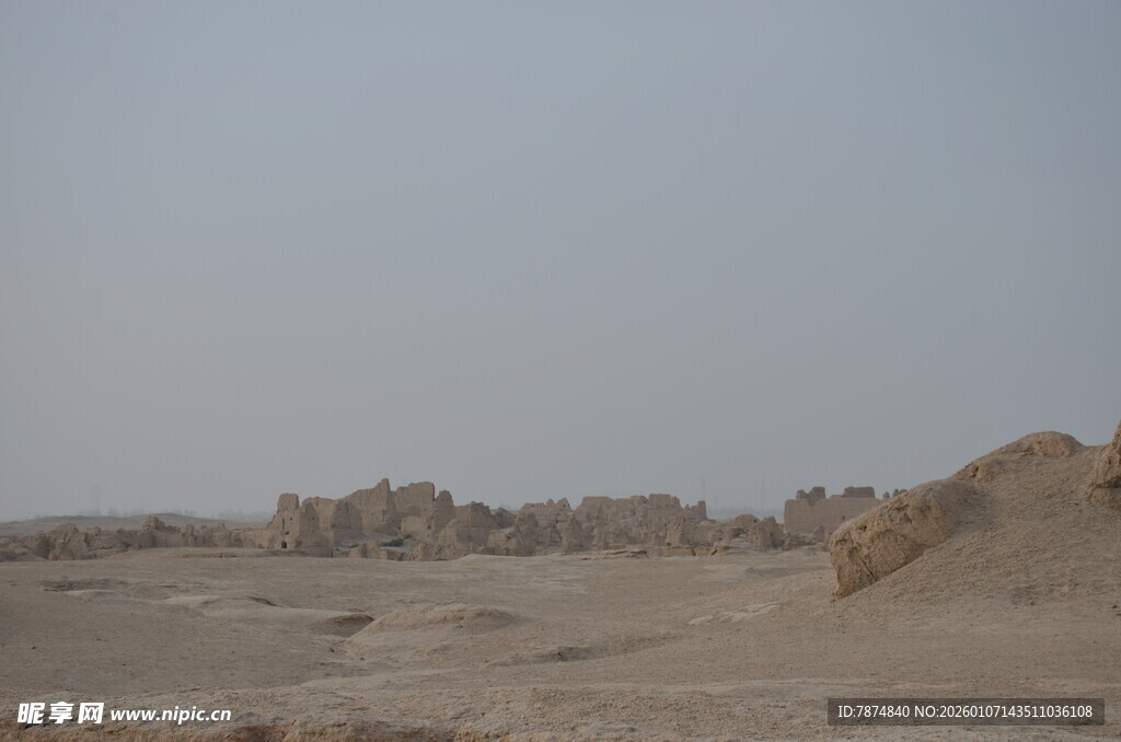 荒凉沙漠中的古老遗迹