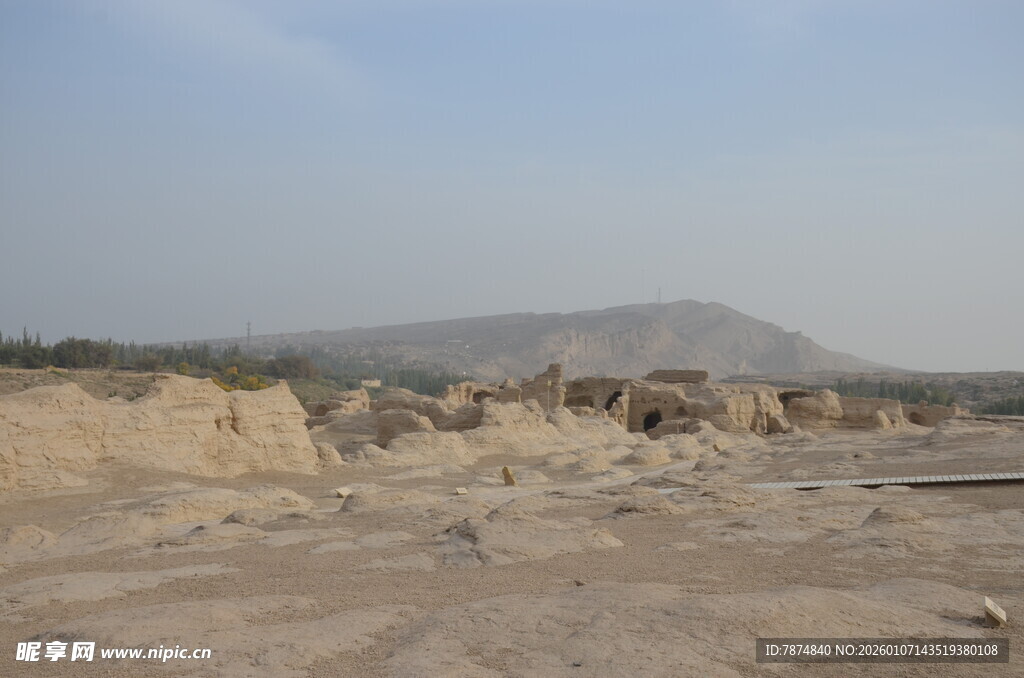 沙漠中的古老遗迹景观