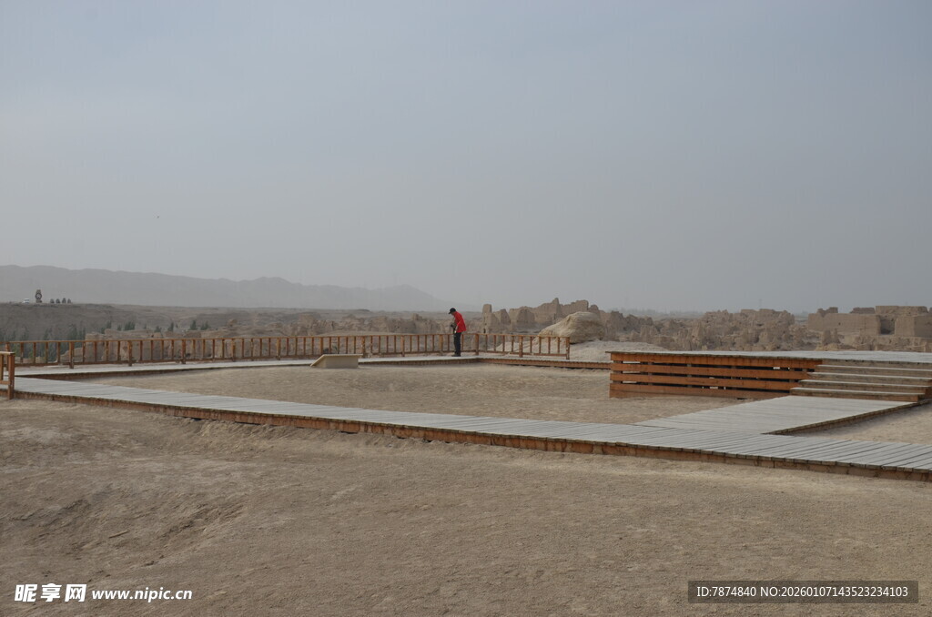 空旷沙地建筑场景