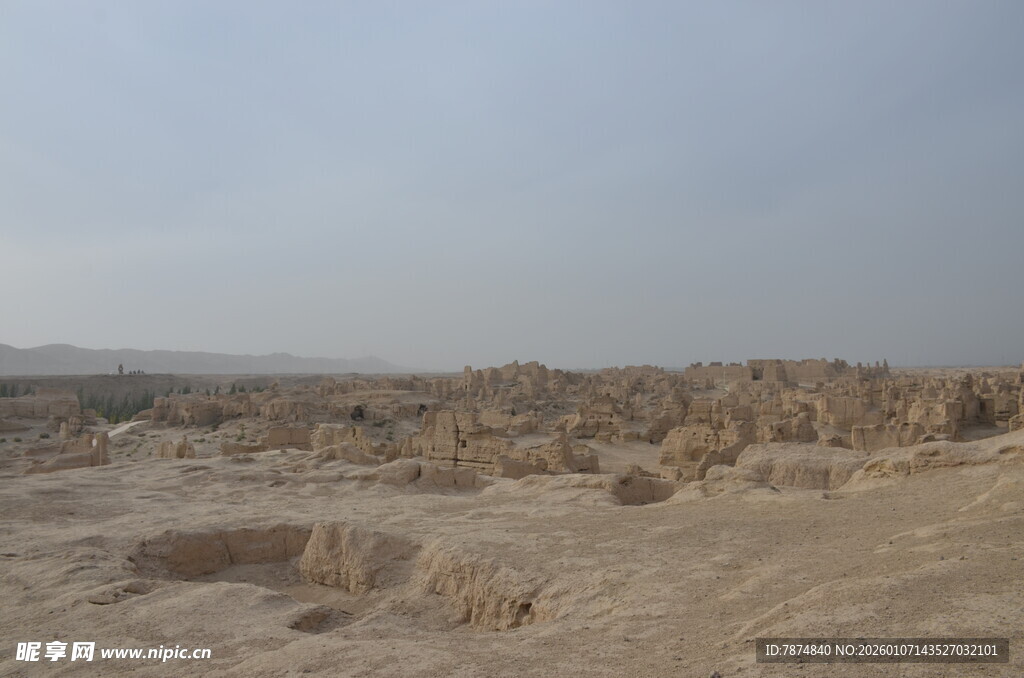 荒凉沙漠中的奇特地貌