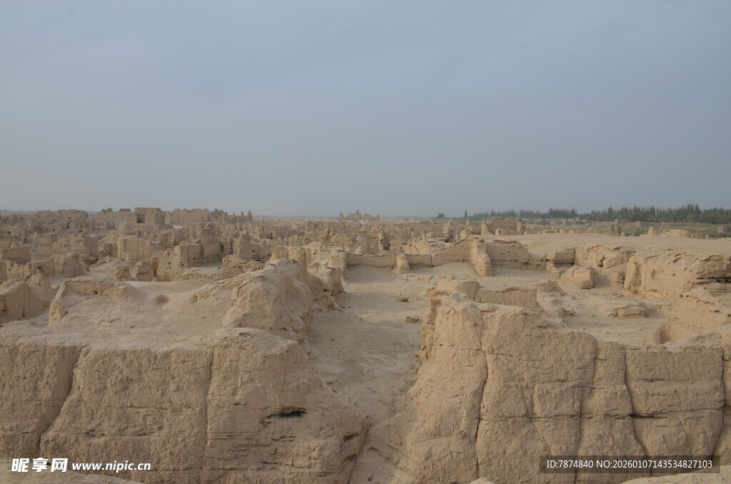 古老神秘的土筑遗迹景观