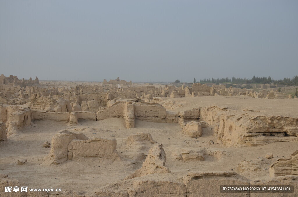 沙漠中的古老建筑遗迹