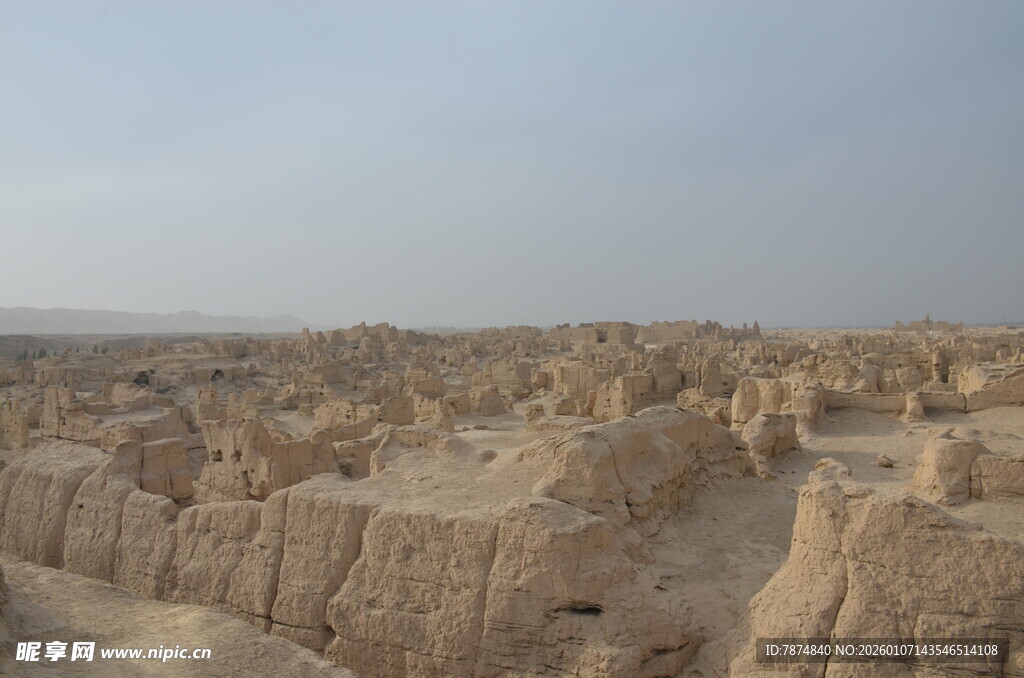荒凉戈壁地貌景观