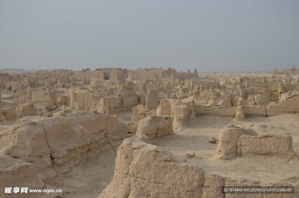 沙漠中的古老遗迹景观