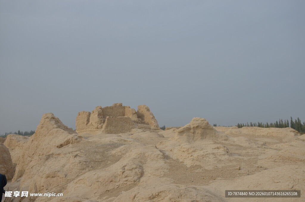 沙漠中的古老建筑遗迹