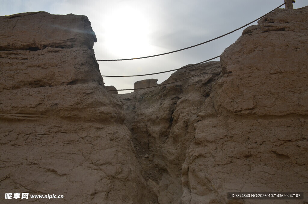 悬崖间的绳索通道