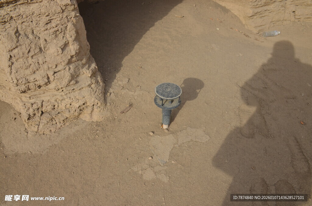 沙漠中的金属物件