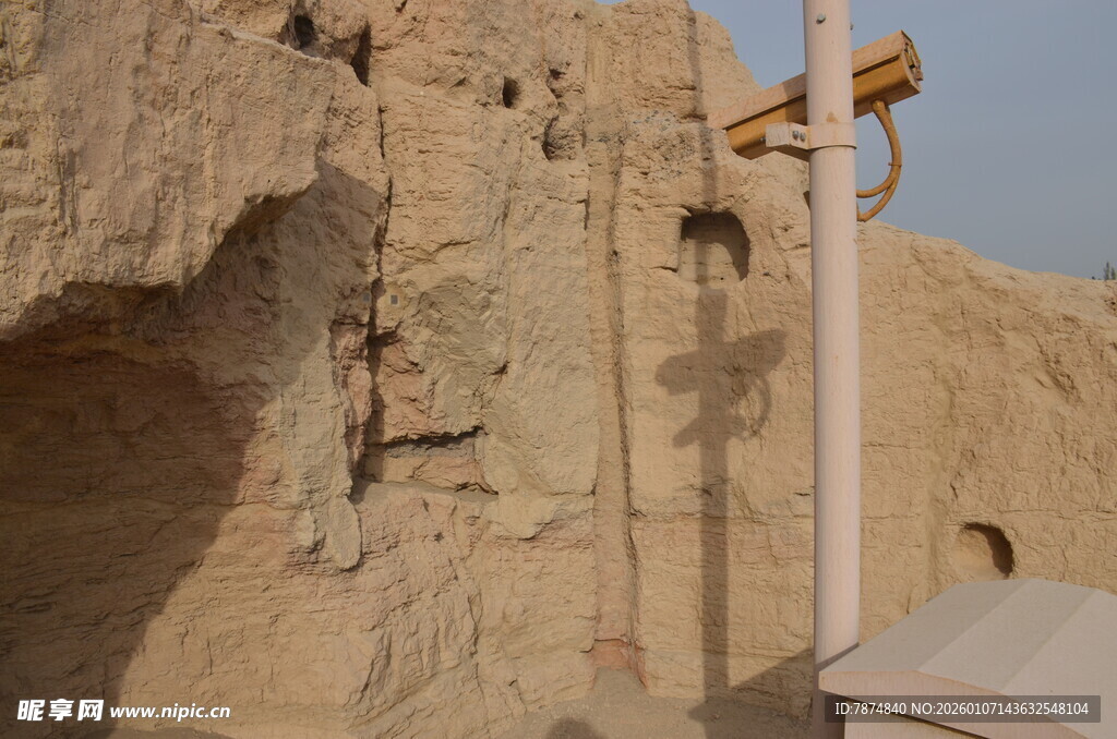 古老岩壁上的施工场景