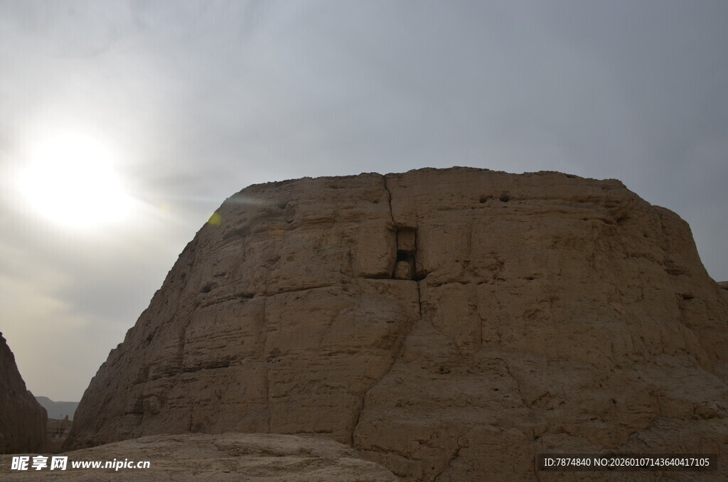 沙漠中的古老石砌建筑