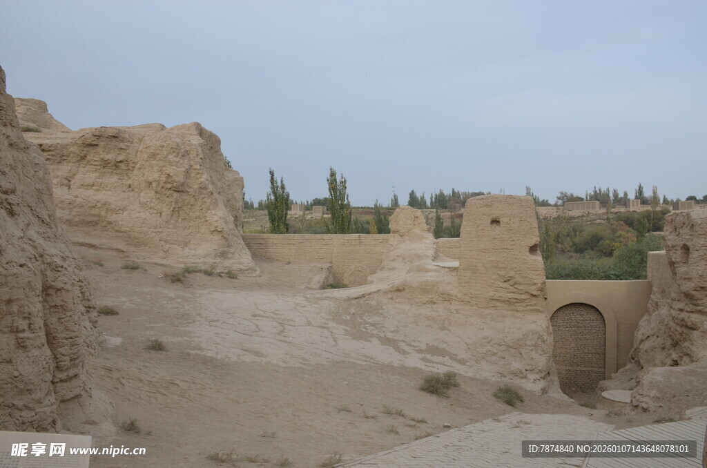 古老沙漠中的残垣断壁