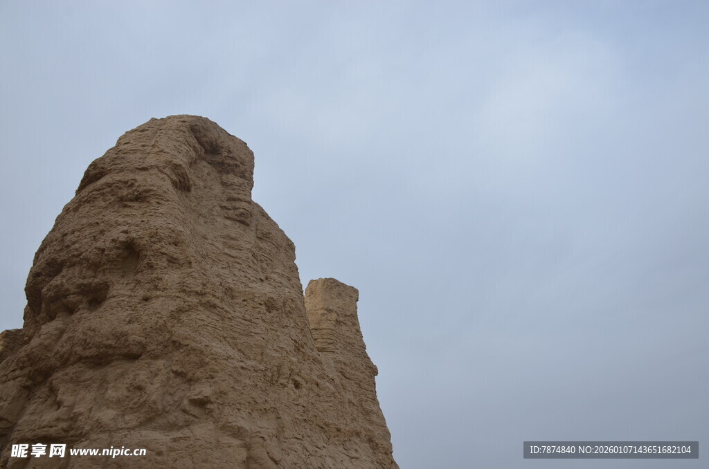 古老土塔屹立于天际